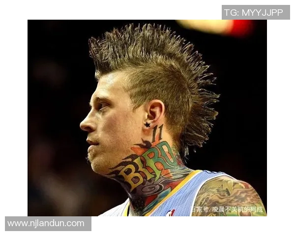 足球场上的风云人物鸡冠头黑人展现非凡技巧与激情的完美结合 足球场上的风云人物鸡冠头黑人展现非凡技巧与激情的完美结合