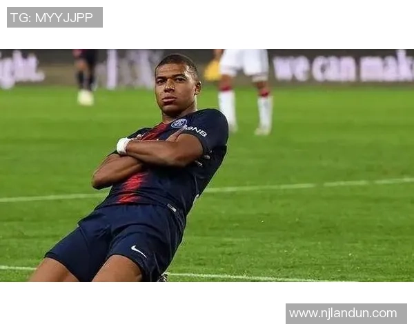 足球明星抱胸庆祝瞬间展现自信与荣耀的完美结合 足球明星抱胸庆祝瞬间展现自信与荣耀的完美结合