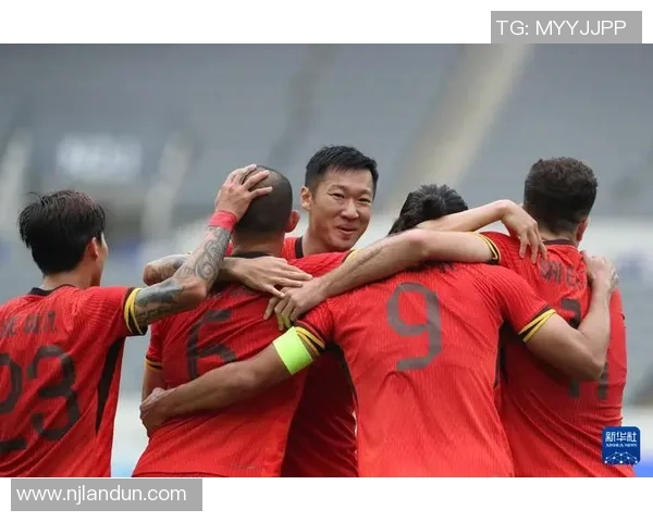 香港足球明星队激情四溢的踢球瞬间展现团队精神与运动魅力 香港足球明星队激情四溢的踢球瞬间展现团队精神与运动魅力